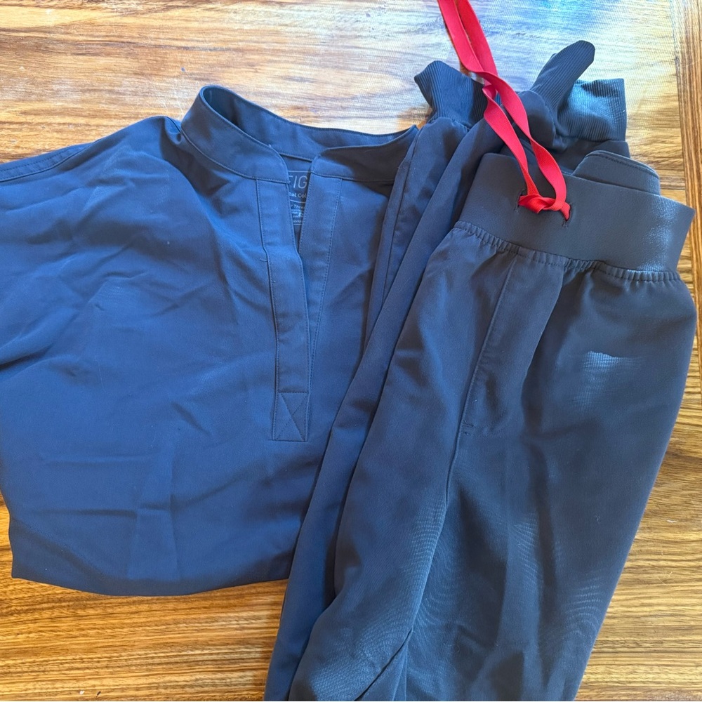FIGS scrub set in charcoal (S top ST pants)